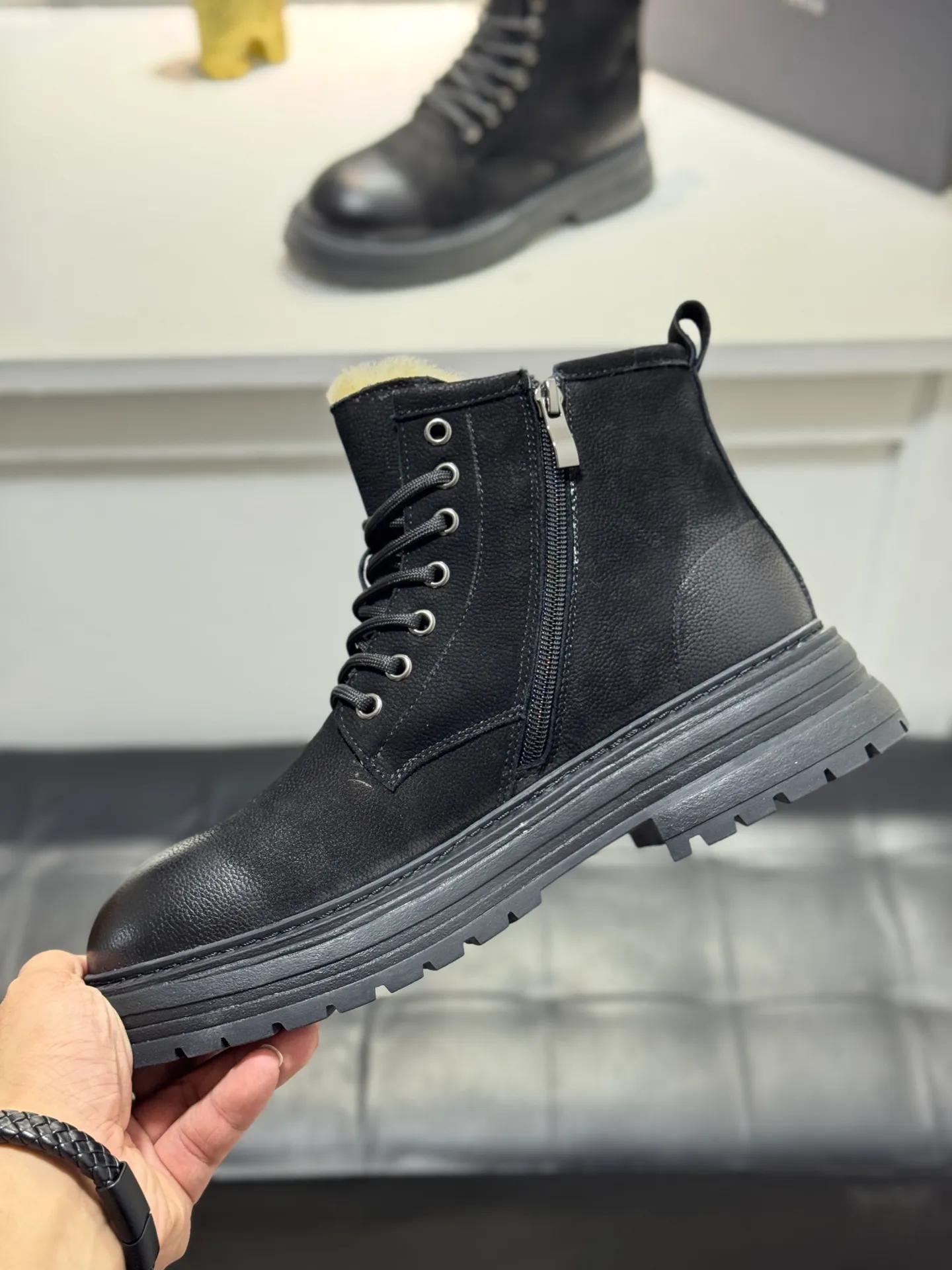 Men's men's shoes 💰660 [New style] 🦥🦥UGG - high-end quality 🔥Australian imported wool 🔥Full fur original single entry and exit counter without pressure, let you feel no replacement 💏The upper is made of first-layer cowhide 'all original Australian wool' Strict men's boots thick wool can be distinguished by the naked eye 💓Real wool keeps warm and does not smell like feet, warms the whole winter ✨Carefully crafted for those who know the goods🔥Size: 38-44 (45 customized